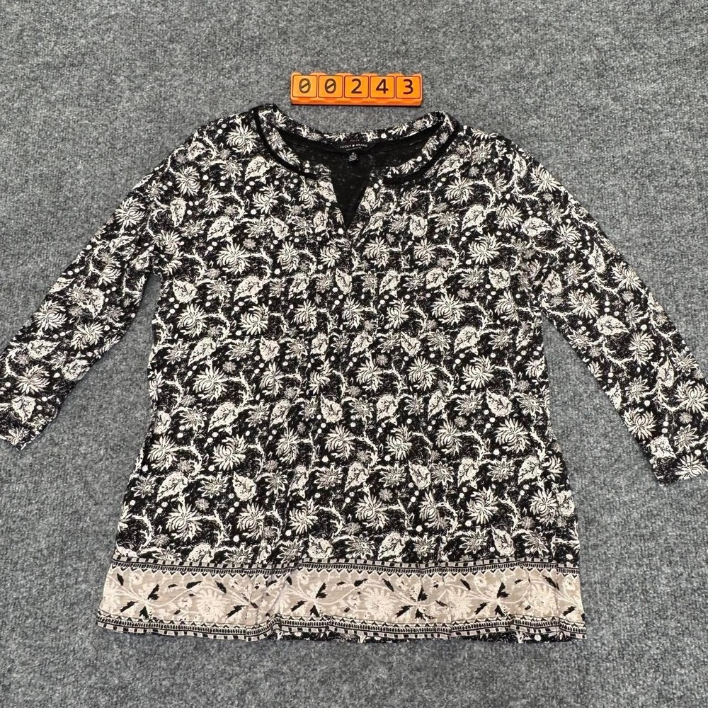Lucky Beand Black & white floral print blouse with 3/4 sleeves. Size medium.